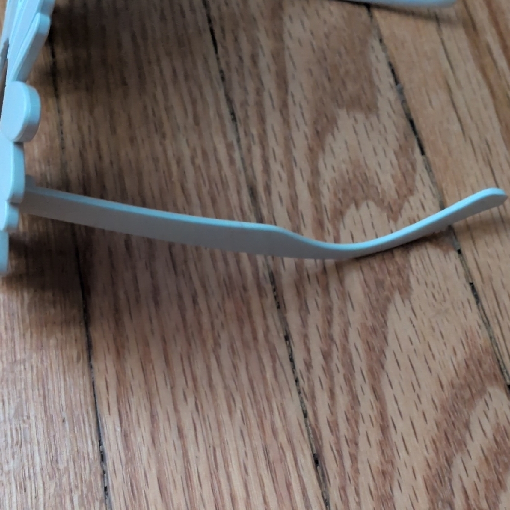White Daisy‎ Shaped Sunglasses - Picture 4 of 8